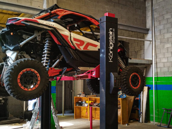 quad en plataforma elevadora