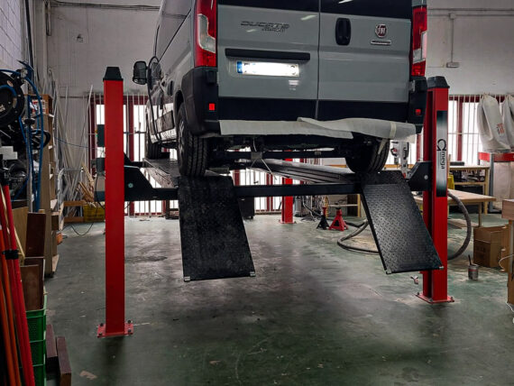 Coche en plataforma elevadora
