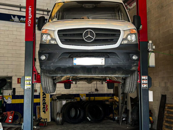 coche blanco en plataforma elevadora